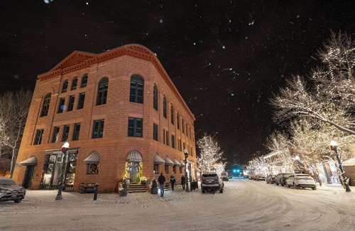 Aspen Condo | Location! Fresh, Modern, Central Hideaway