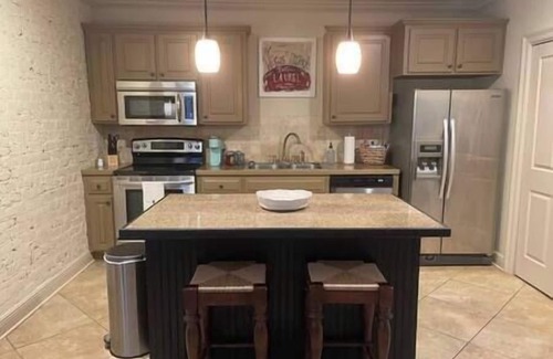 Laurel Apartment | Location is EVERYTHING❤️ Heart of Downtown, 2 BR