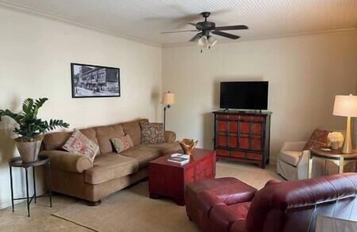 Laurel Apartment | Location is EVERYTHING❤️ Heart of Downtown, 2 BR