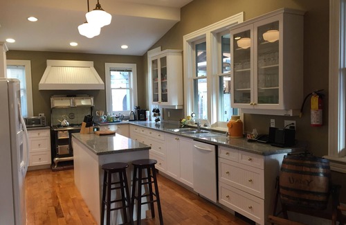 James Bay House | Location! Large 3000 sq ft Open Concept Home Walking Distance to Harbor