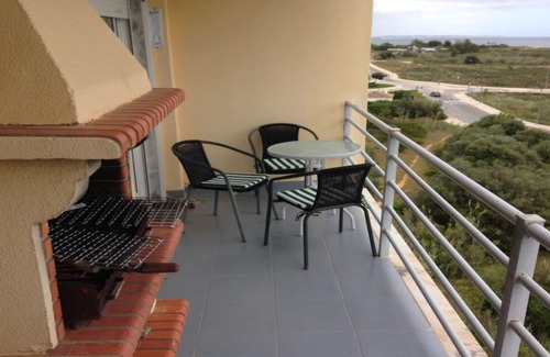Albardeira Apartment | Location.Location.Location! Spacious 2bedrm condo, beach+pool+town, Wi-Fi.