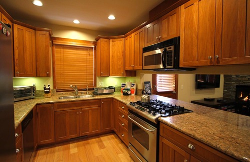 Mammoth Lakes House | LOCATION! LOCATION! JUST STEPS AWAY FROM GONDOLA AND VILLAGE