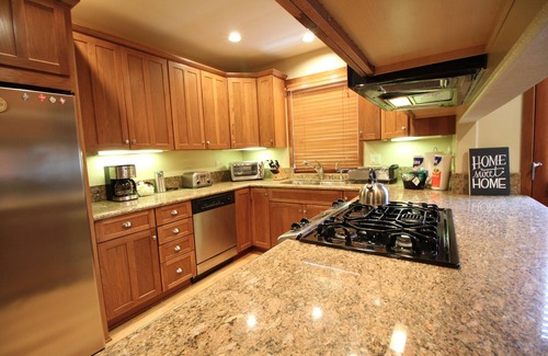Mammoth Lakes House | LOCATION! LOCATION! JUST STEPS AWAY FROM GONDOLA AND VILLAGE