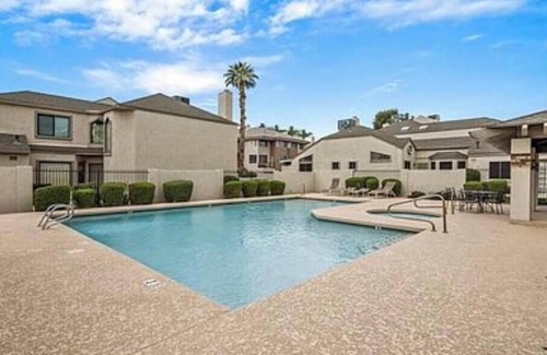 Camelback East House | Location & Luxury