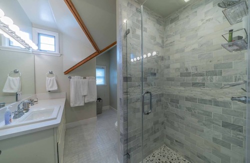 Midtown Sacramento House | Location! Midtown Victorian Gem Sleeps12