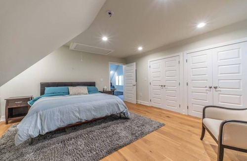 Midtown Sacramento House | Location! Midtown Victorian Gem Sleeps12