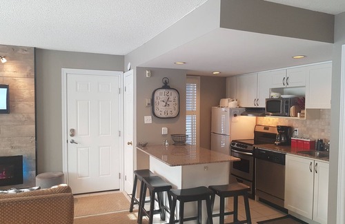 Craigleith Condo | Location! One Bedroom Condo w/Mountain View, Full Kitchen, 2 Creekside Decks