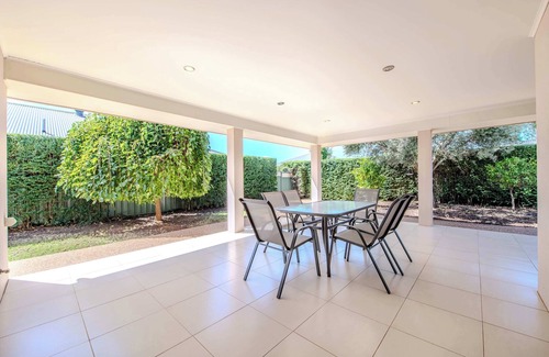 Dubbo House | Loch Lomond - Spacious Living, Close to Zoo & Golf