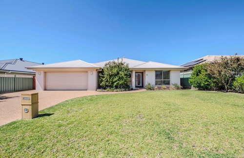 Dubbo House | Loch Lomond - Spacious Living, Close to Zoo & Golf