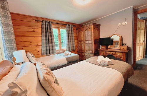Foyers House | Lochnagar: luxury Loch Ness lodge, hot tub & sauna