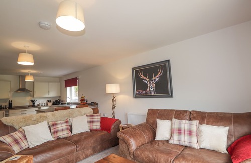 Spean Bridge Cottage | LOCHSIDE, 1 THE CORRIES, family friendly in Spean Bridge