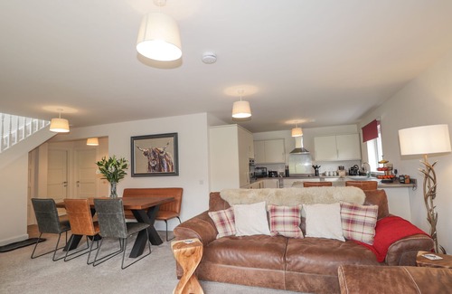 Spean Bridge Cottage | LOCHSIDE, 1 THE CORRIES, family friendly in Spean Bridge