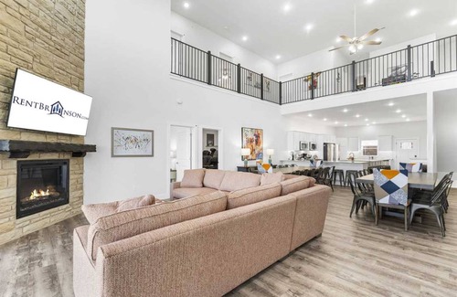 Kimberling City Cabin | Lodge ∙ 14 bedrooms ∙ 58 guests