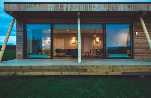 John O'Groats House | Lodge 16 - 3 Bed Sea-View - a john o'groat that sleeps 6 guests in 3 bedrooms