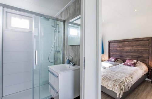Beekbergen-Zuid Ski Chalet | ✓ Lodge at Recreatiepark Beekbergen ✓ Holiday home for 4 persons ✓ Located in Beekbergen (Gelderland) ✓ Holiday park on the Veluwe ✓ Book directly through the park