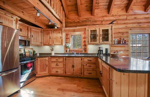 Springbrook Ski Chalet | LodgeLife Springbrook - Unwind in Nature Lux Log Cabin in the Heart of Adventure