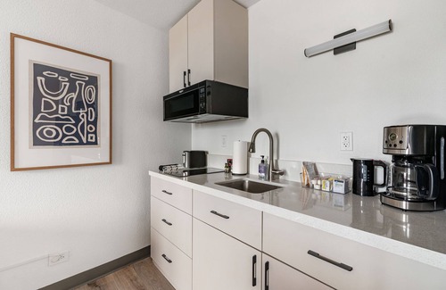 Greenway Plaza-Upper Kirby Apartment | Lodgeur | Chic studio retreat | Upper Kirby