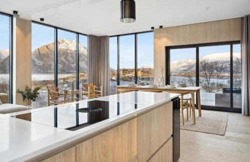 Vagan House | Lofoten Arctic Lodge - sea view, jacuzzi & sauna