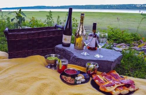 Ste Anne de Beaupre Apartment | Loft 5 - 2 min du Bord de l'eau, Foyer and Barbecue