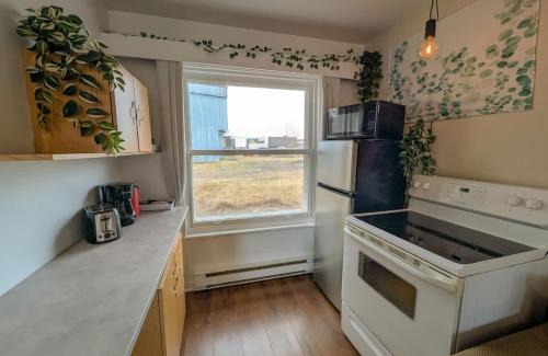Ste Anne de Beaupre Apartment | Loft 5 - 2 min du Bord de l'eau, Foyer and Barbecue