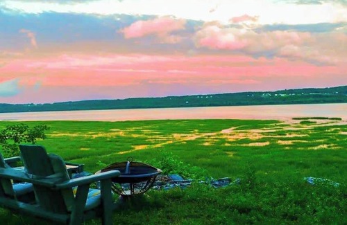 Ste Anne de Beaupre Apartment | Loft 9 | 2 Min Waterfront | BBQ & Fireplace