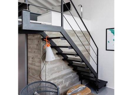 Monte Argentario Apartment | Loft due livelli di design pubblicato su riviste architettura con due posti auto