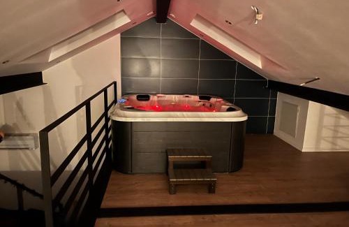 Sainte-Marie-dʼAlloix Apartment | Loft industriel avec jacuzzi