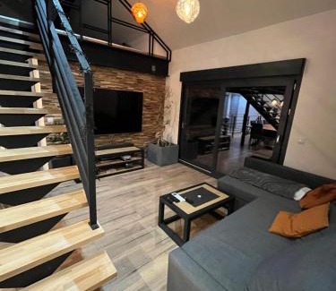 Sainte-Marie-dʼAlloix Apartment | Loft industriel avec jacuzzi