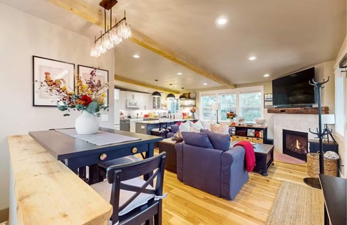 Heber House | Loft off Center Street with hot tub!