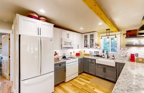 Heber House | Loft off Center Street with hot tub!