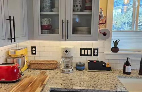 Heber House | Loft off Center Street with hot tub!