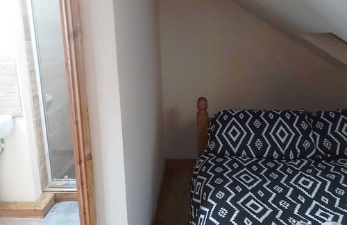 Thornton Heath Apartment | Loft Space with private bathroom and mini kitchen