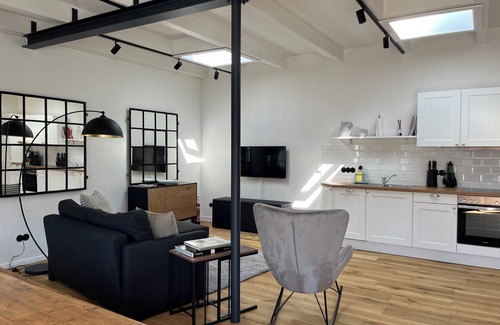 Friedrichstadt Apartment | Loftwohnung 2 in Charmantem Hinterhof in Grachtnähe und Treene