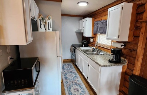Schnellville House | Log Cabin 11 with Hot Tub at Osborn Boat Ramp on Patoka Lake