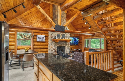 Cherry Valley Cabin | Log Cabin Escape+King B+Hot Tub+Sauna+River Views