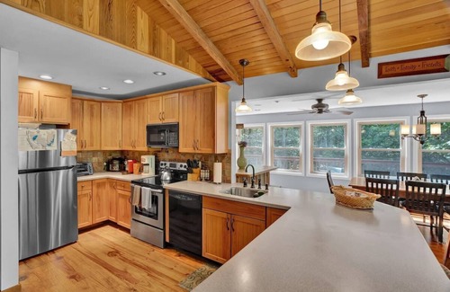 Gouldsboro Cabin | Log Cabin | King Beds | Lake Access