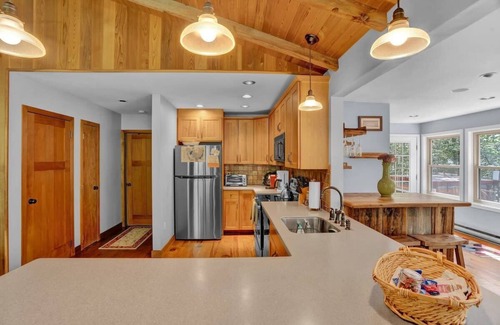 Gouldsboro Cabin | Log Cabin | King Beds | Lake Access
