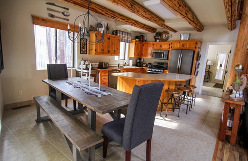Pinetop Cabin | Log Cabin Luxury Retreat with Hot Tub for Romantic Escape or Family Get-Away