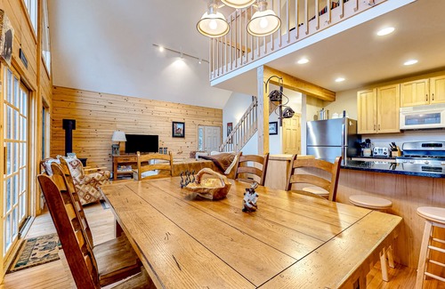 Winhall House | Log cabin-style home with mountain view - close to VAST/skiing/hiking/golf
