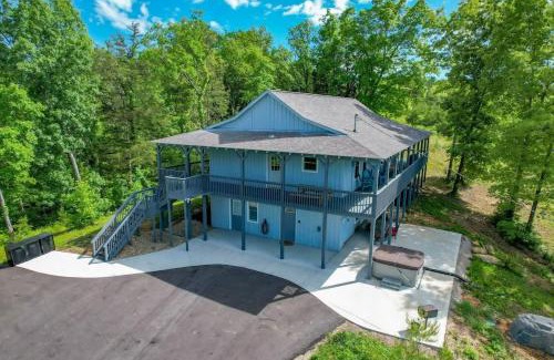 Sevierville House | Log Cabin, View, Private 5 Acres, Hot Tub, Firepit, Family Retreat, 4BR 3BA, Sleeps 12