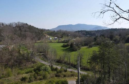 Sevierville House | Log Cabin, View, Private 5 Acres, Hot Tub, Firepit, Family Retreat, 4BR 3BA, Sleeps 12