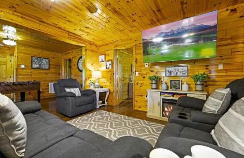 Sevierville House | Log Cabin, View, Private 5 Acres, Hot Tub, Firepit, Family Retreat, 4BR 3BA, Sleeps 12