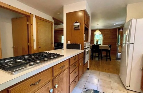 Riverside Estates Cabin | Log Cabin w/ Full Garage, FirePit, BBQ, cozy gas heat Stove