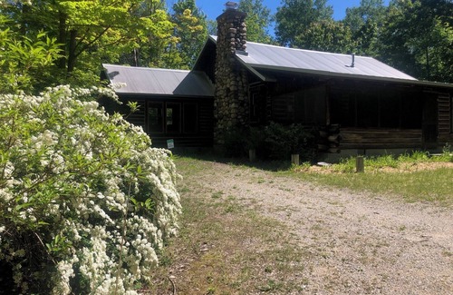 Maple City Cabin | Log cabin, walking distance from Funistrada, LaBecasse, Laker Shakes & Glen Lake