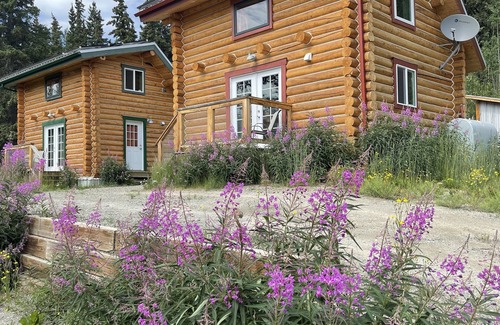 Yukon Cabin | Log Cabin with Amazing Mountain & Lake Views (allergy-friendly)