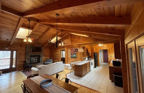 Hot Springs Cabin | Log cabin with lots of private space - 12mins from Omni Homestead!