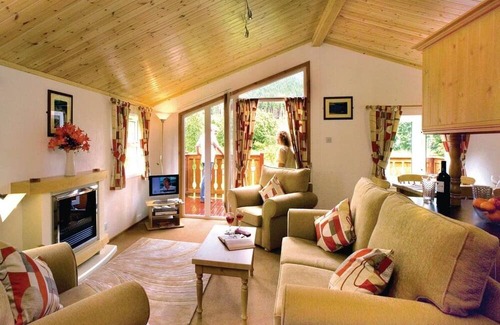 Selkirk Ski Chalet | Log cabin with one double with en suite shower and two twin.