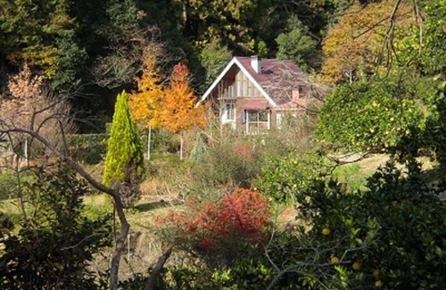 Hata-gun Cottage | Log guest house with wide lawn garden