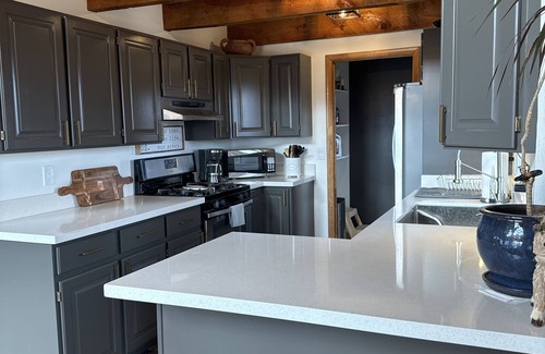 North Snyderville Basin House | LOG HOME PRIVACY! STUNNING VIEWS ~ 8 MIN TO SKI~ TRAILS ON THE PROPERTY