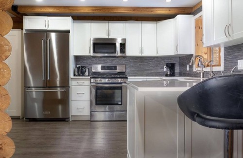 Gimli House | Log Home waterfront